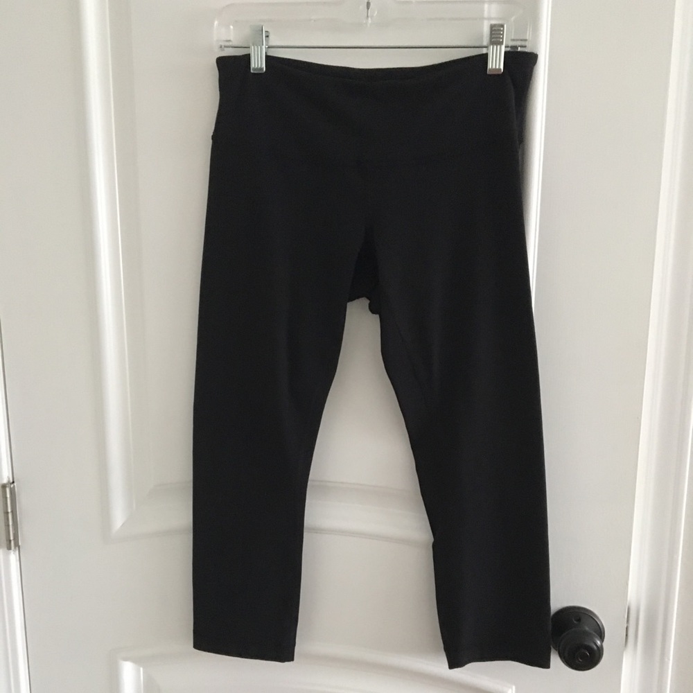 Lululemon cropped leggings.